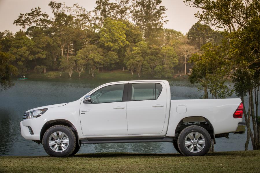  Toyota Hilux SRV Double Cab 2016 года  (LA) (фото 9 из 20)